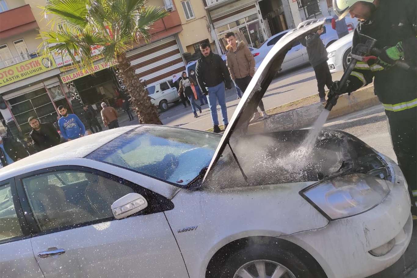 Kırmızı ışıkta bekleyen otomobil yandı